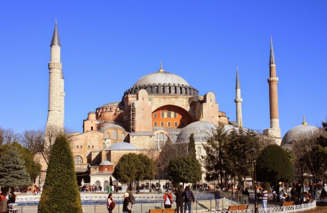 Вид на храм с площади Султан Ахмета.