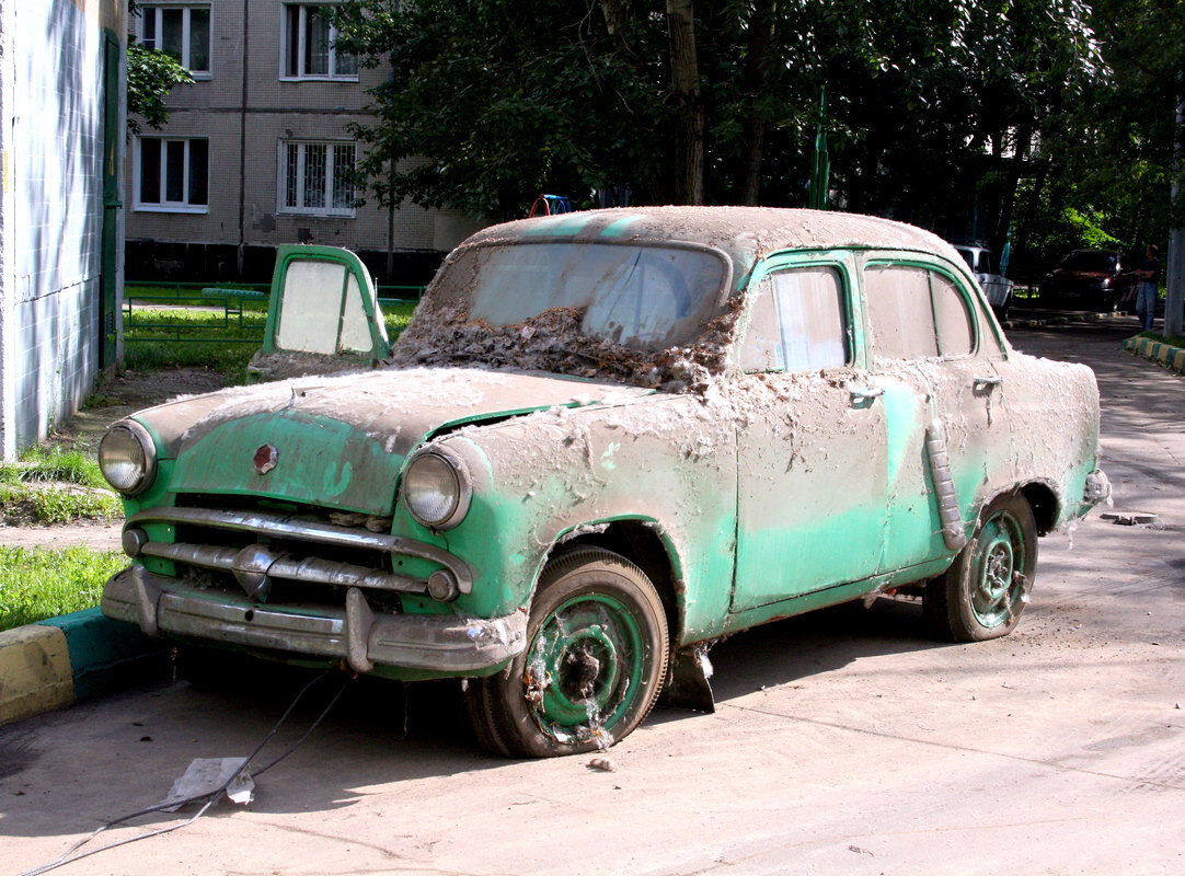 Машина перестала. Брошенные авто. Заброшенные авто. Старые брошенные автомобили. Заброшенные автомобили во дворах.