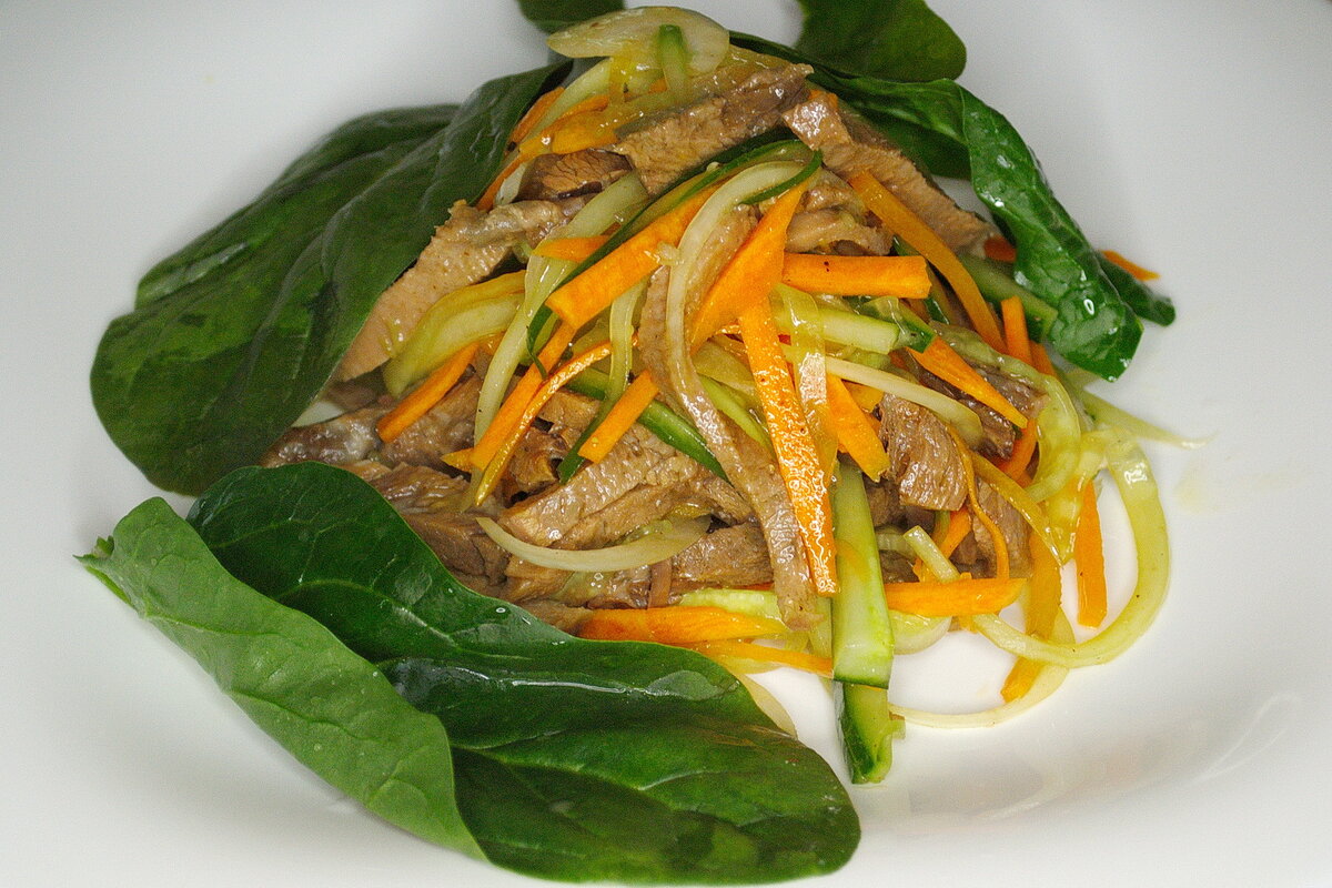 Тёплый салат из говяжьего языка с креветками и мандариновым соусом-гелем