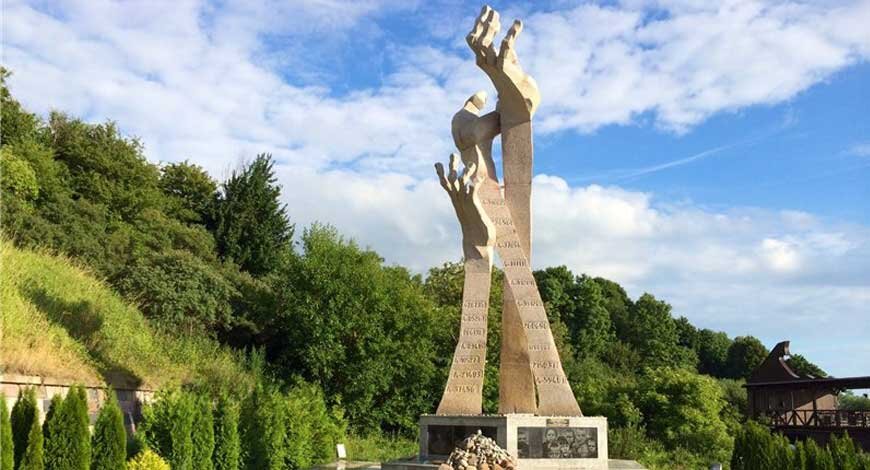  Памятник жертвам трагедии