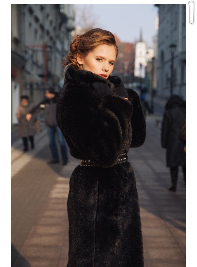 Меховое изделие чёрного цвета всегда просто в уходе и служит долгие годы. Такое изделие может прослужить около 10 лет. Не правда выгодное вложение? Чёрный является универсальным и подходит под любой оттенок обуви или сумки. Классикаподходит как молодой девушке, так и состоявшейся женщине. Женщинам старше среднего возраста мы бы рекомендовали подбирать другие варианты. А какие? Об этом речь пойдет далее.