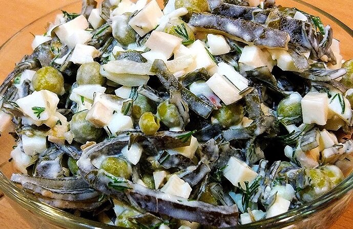 Можно добавить консервированный горошек