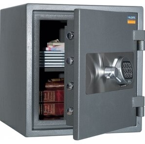 Проверка с помощью нагревания. Для осуществления такого испытания сейф необходимо разместить в специально созданной печи. Температура в ней доходит почти до тысячи ста градусов по Цельсию. Если у сейфа в названии класса присутствует число 60, то температуру в печи он должен выдержать двадцать две минуты. Если же в названии класса есть число 120, то сейф должен «продержаться» в печи сорок пять минут.