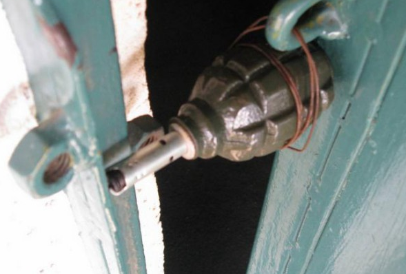 Ф1 в дверном проеме. Фото для иллюстрации.