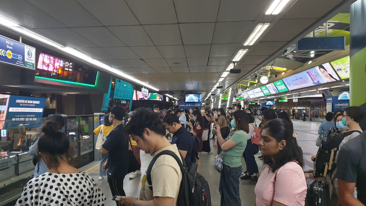 Очереди на BTS / SkyTrain (надземное метро в Бангкоке)