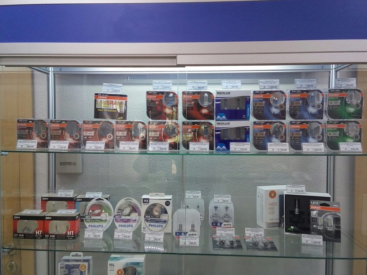 Витрина с автолампами. Источник: Яндекс-картинки.