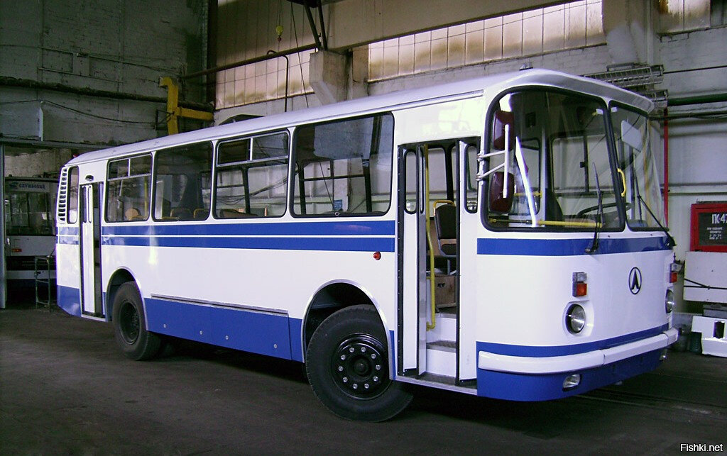 Вот примерно на таком автобусе нам предстояло добраться до деревни от жд станции