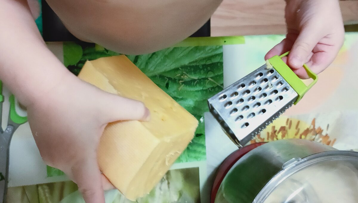 Большой кусок, только для удобства сына. В омлет ушло лишь небольшое количество.