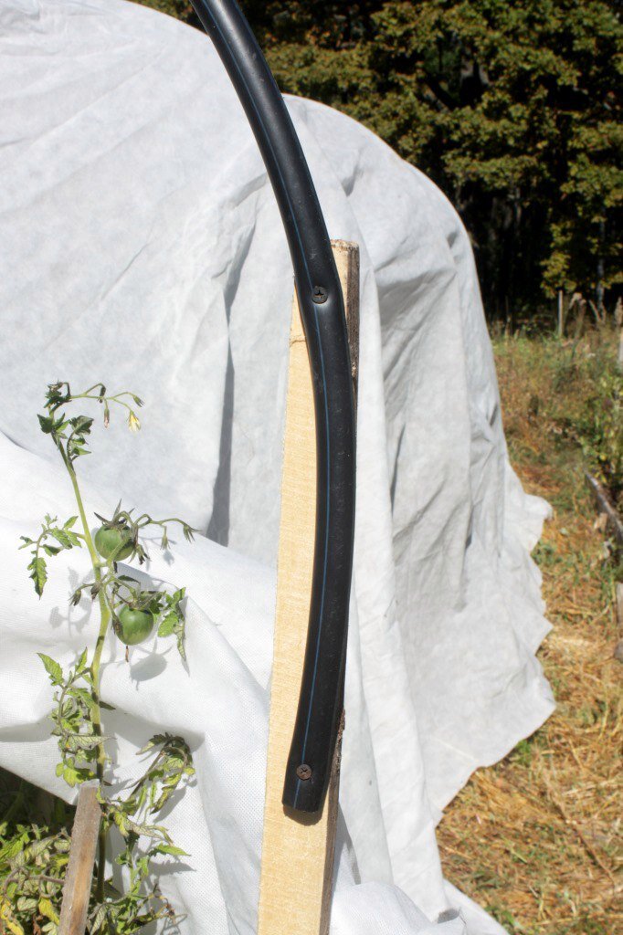 К стойкам прикрутил пластмассовую трубу водопроводную