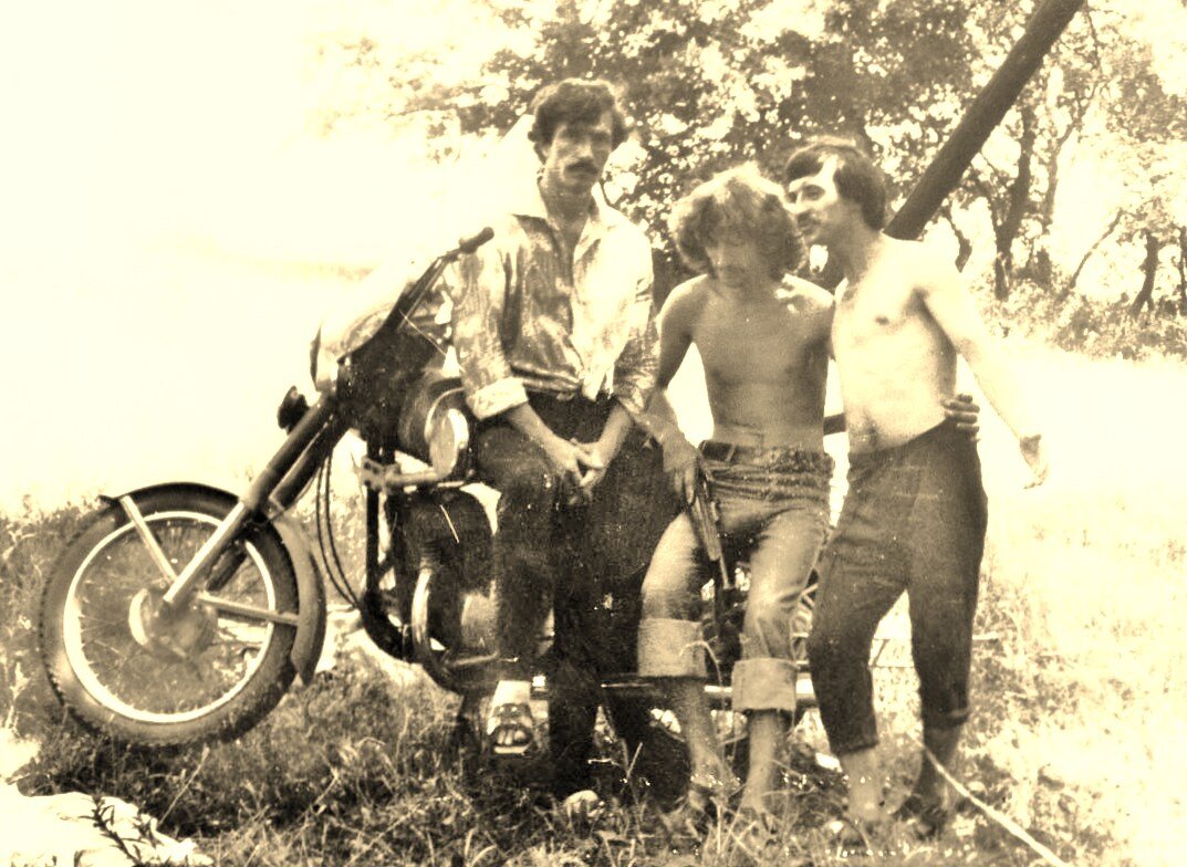 СССР. Кубань . Станица Северская. 1979 год.  Виталий  П. мой дядя. Я собственной персоной, Катютин Василий. Друг и наставник Кунц Виктор. ЯВА - 350-634.