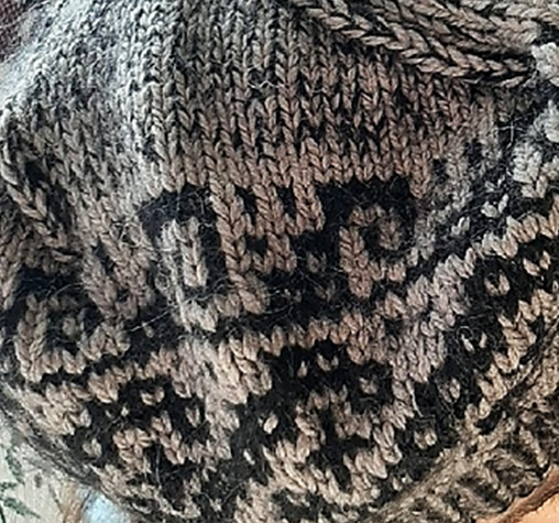 Фото 2 (от автора). Жаккард в стиле  романтической готики. Увеличенный фрагмент берета.