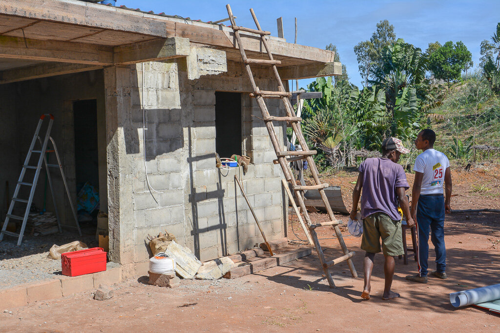 2. Помогал строителем крыть крышу. В принципе мы не против, должен с детства привыкать к разной работе (кидайте в меня тапками). Но тут случилось вот что:

