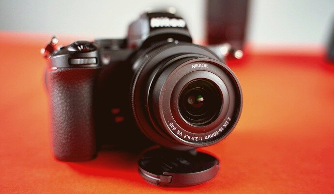 Nikon оснащен оптическим стабилизатором – благодаря ему вы получите четкие фотографии, даже если вам нужно снимать больше выдержки времени Вам даже во время съемки видео.