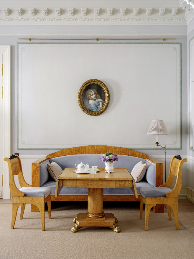 Антикварная мягкая мебель, купленная в Москве, перетянута новым бархатом.