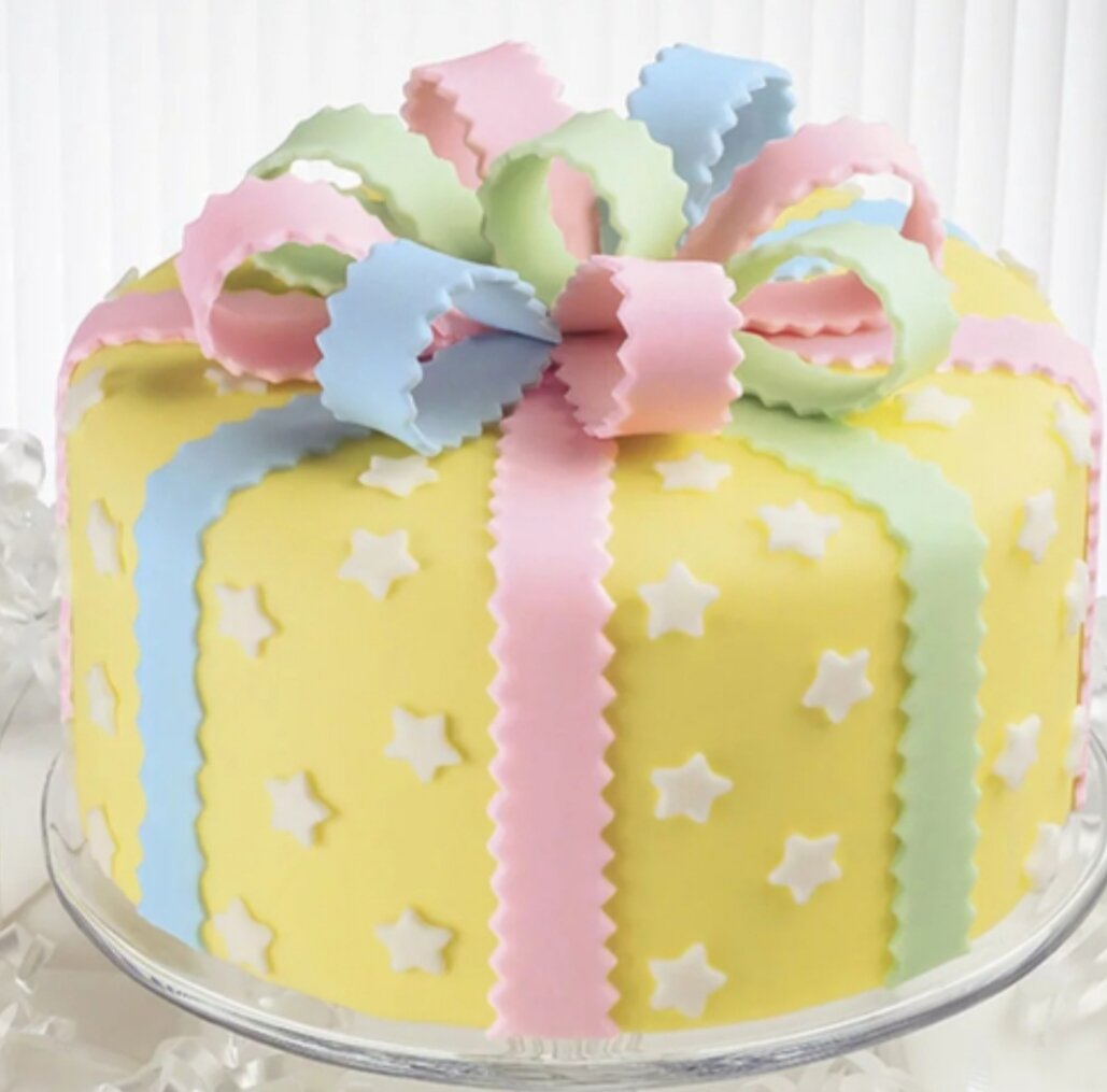 Яркие торты из мастики очень привлекательны для детей, но полезны ли?