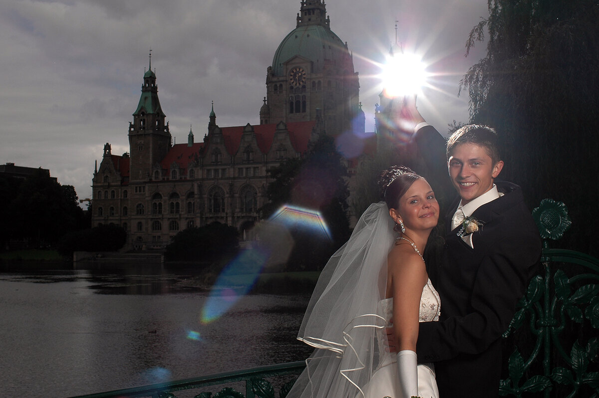 Молодые на фоне здания ратуши