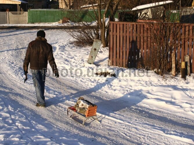 По  темноте воришка пришёл с санками 