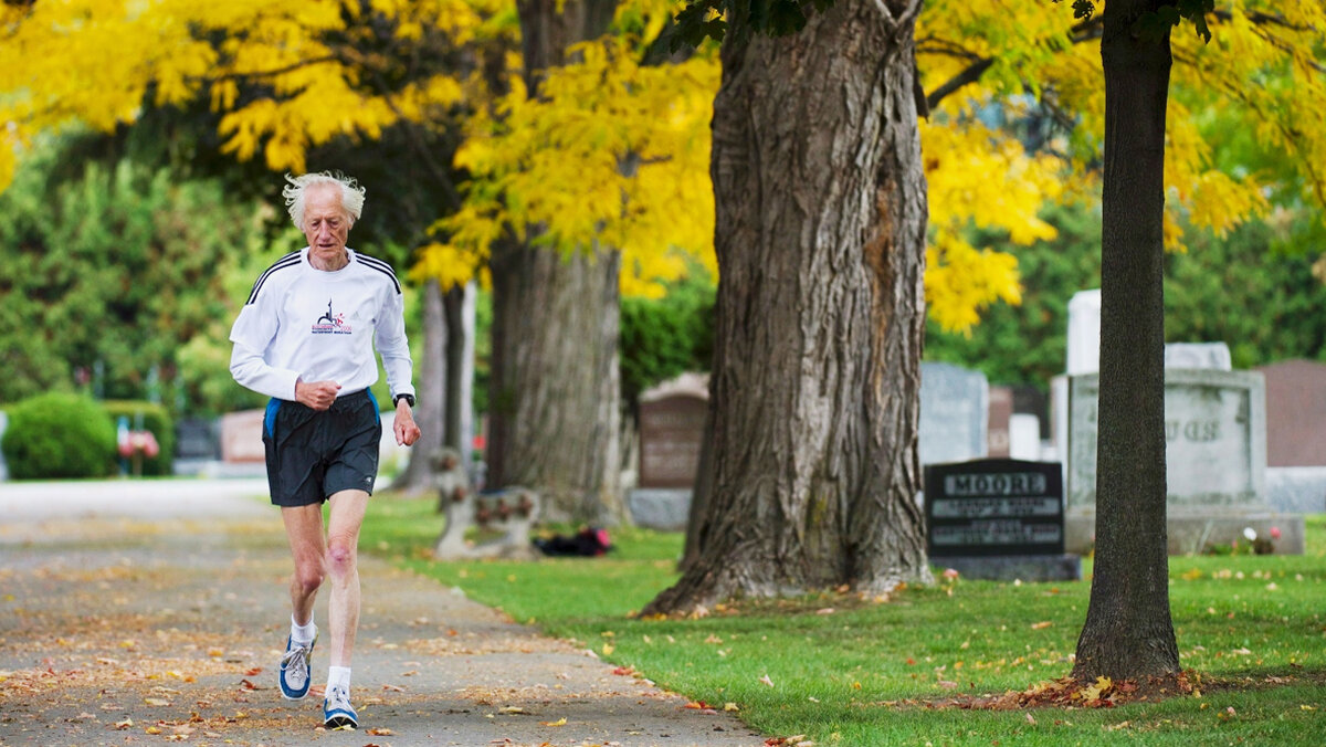 Эд Уитлок бежит по аллее. Фото: Nathan Denette | CP