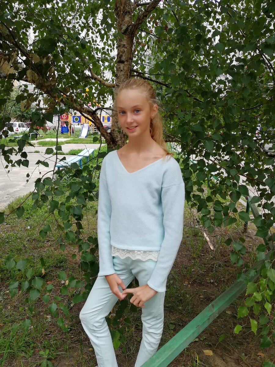 Свитер из итальянской бобинной пряжи и итальянского кружева