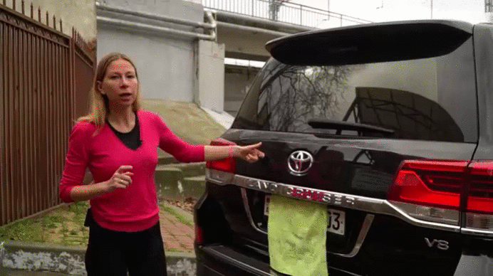 Лиса Рулит. Задняя часть переделанной Toyota Land Cruiser 2011