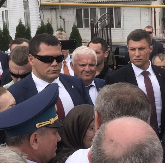 Так, с помощью темных очков можно внимательно изучать встречных людей или какое-либо помещение «не пялясь», а делая это незаметно.  