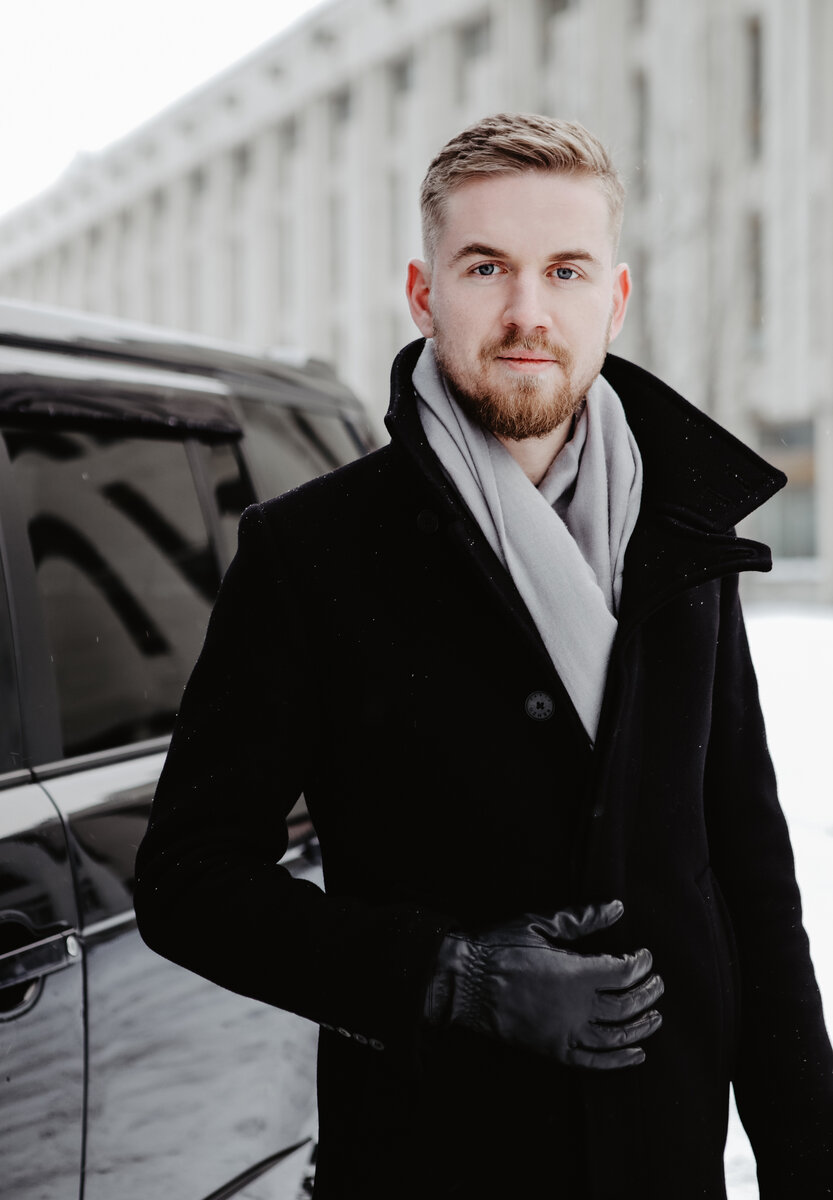 Андрей Ральников  
Основатель и ведущий трансформационного проекта «Проснись, Мужчина»
Предприниматель с 2008 года
Прошёл: мужские походы «Укрепление мужского духа», программы Тони Роббинса, 10-дневный курс Випассана (полное молчание и медитация), НЛП-Практик, НЛП-Мастер 
Практикует: закаливание, голодание, цигун, медитации 
А также: совершил восхождение на Эльбрус, преодолел 500 км тайги Кольского п-ва за 3 дня на снегоходе, полностью сменил свой образ жизни на здоровый и осознанный 
