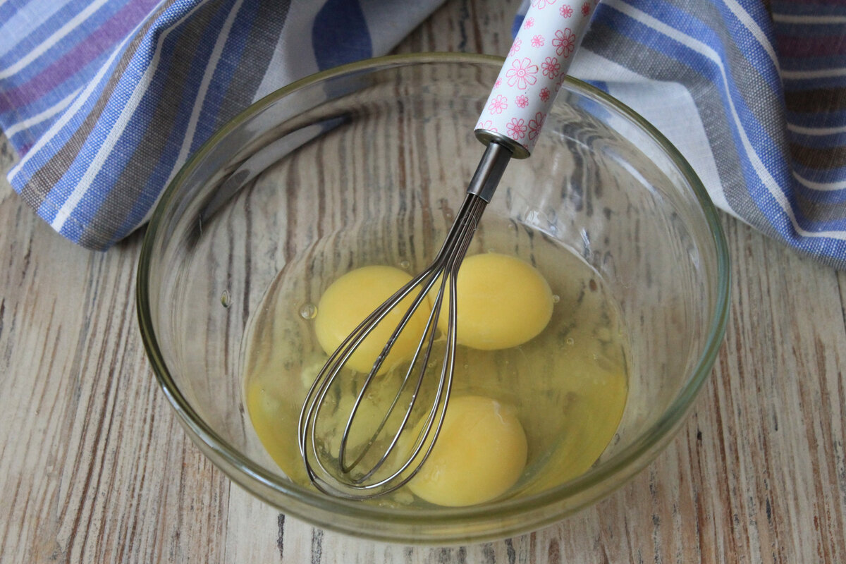 Рецепт блинов на крахмале и яйце. Масло с яйцом для блинов. Макалка для блинов из яиц и масла. Макушка для блинов яйца с маслом. Как приготовить яичный блин для салата.