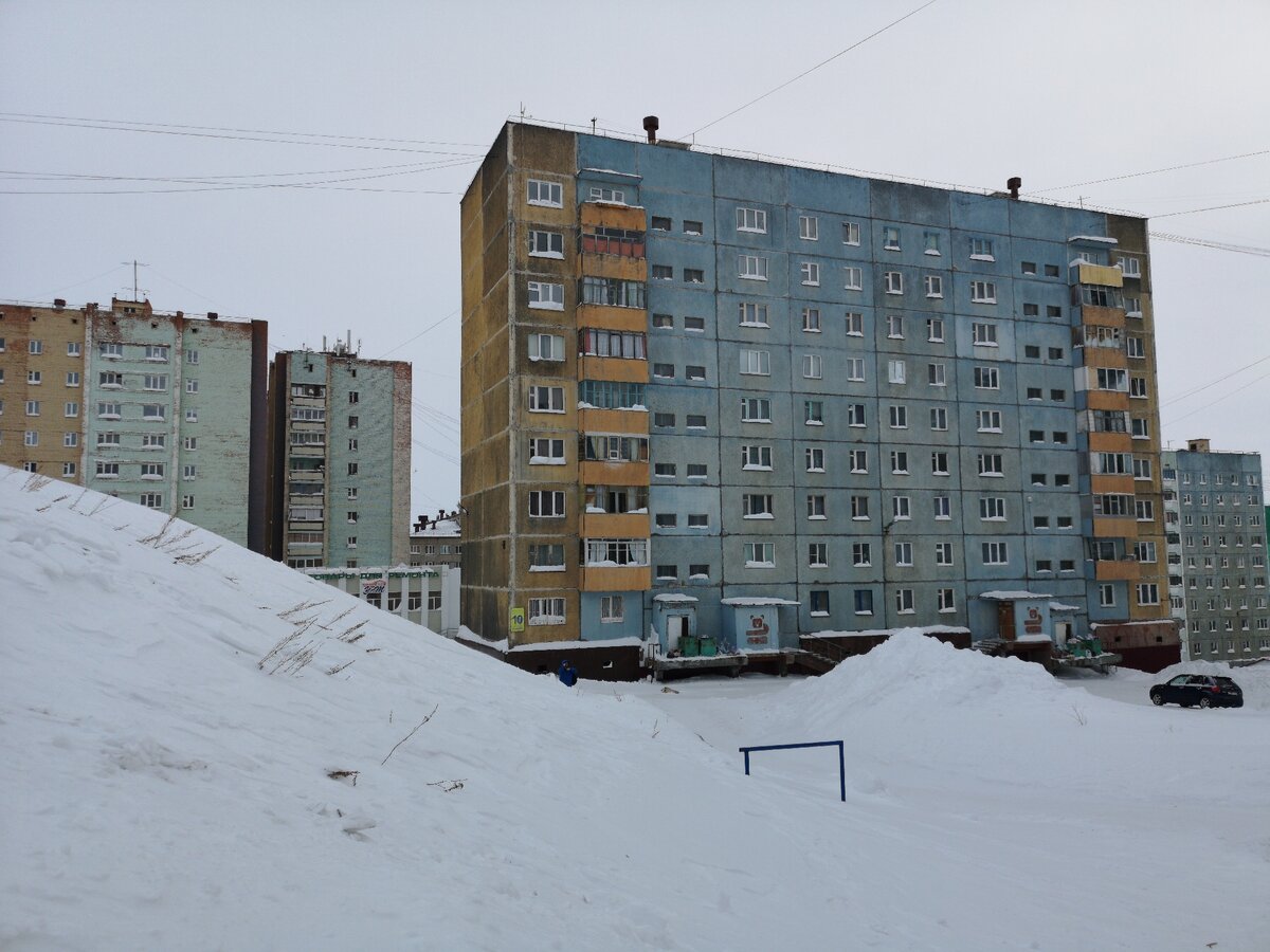 Город в Арктике, где снегоходы отбивают места на парковках у автомобилей. Кто же победит?