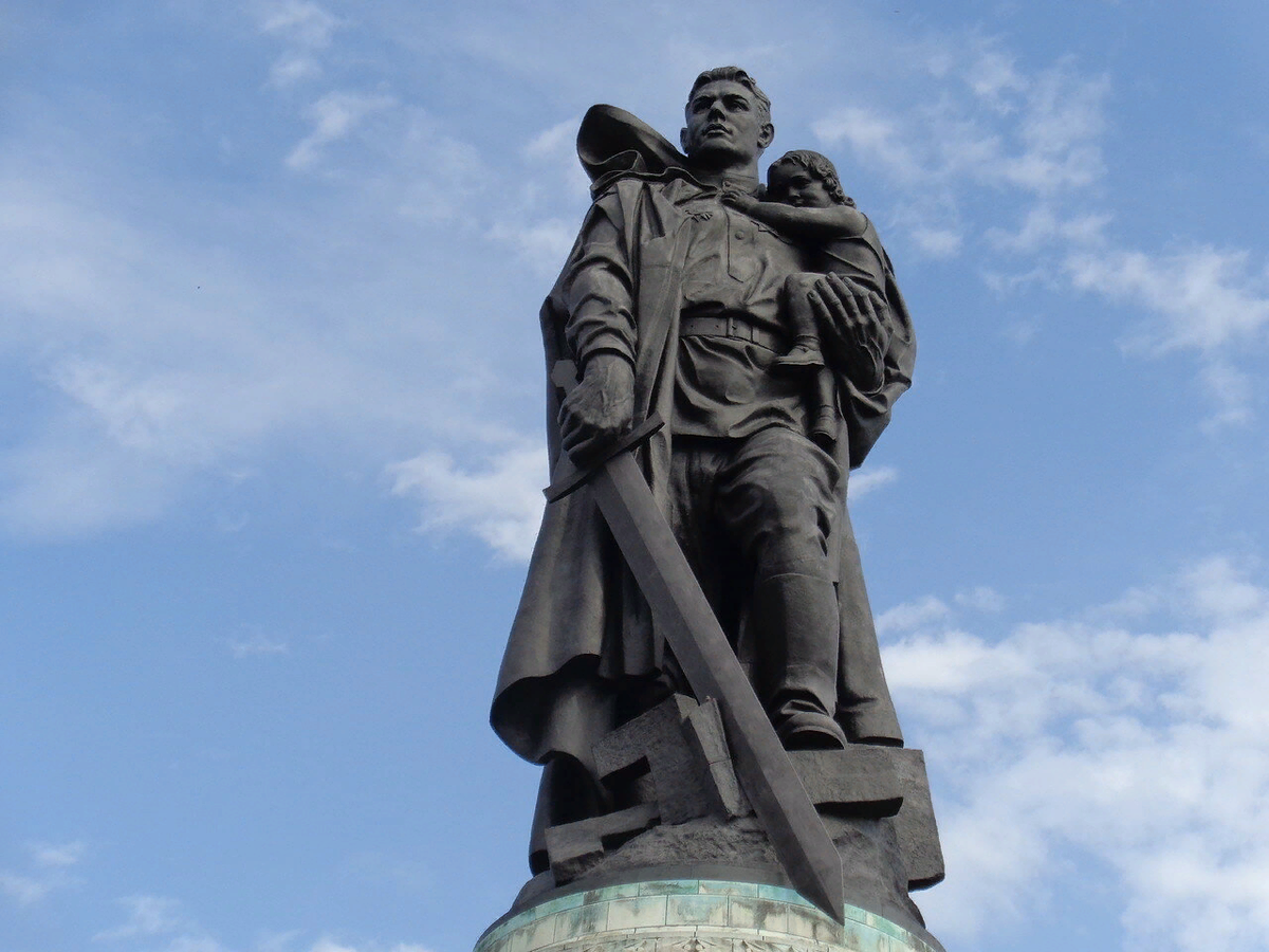 Советский солдат спас немецкую девочку. Памятник воину-освободителю в Берлине в Трептов-парке. Воин-освободитель Трептов-парк Берлин. Вучетич. «Воин-освободитель». Трептов-парк, Берлин. Воин освободитель в Трептов парке.