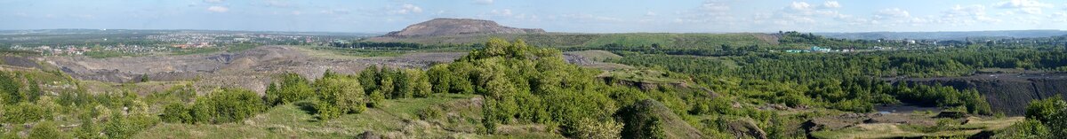 Год 2015. Летняя панорама Акчурлинского лога. В центре рукотворная гора разреза ш.№12. Правее недостроенный отвал разреза "Участок Коксовый". 