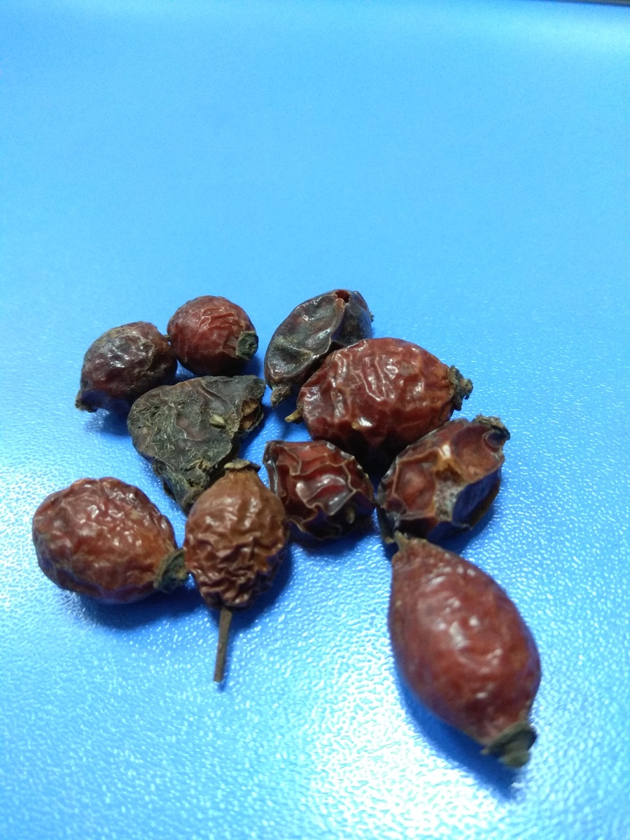 Это содержимое моего пакетика. Вот так выглядят сухие плоды шиповника. 