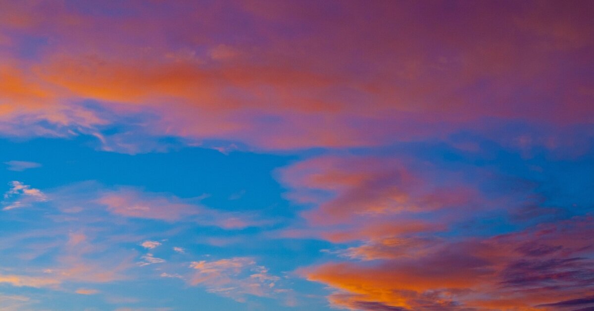 к примеру это небо... Порой так и кажется , что какой-нибудь человечек бежал по облакам и пролил краску.