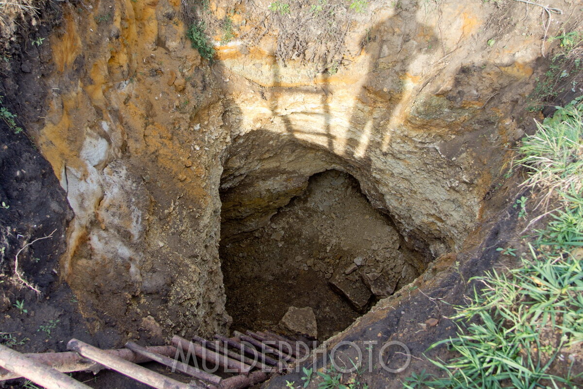 Дырка колодец. Копка колодцев. Рыть колодец. Копка колодцев. Человек подлец ко всему привыкает кто сказал.