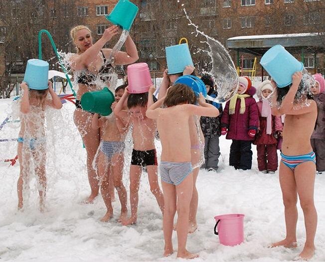 Детское закаливание особенно важно для малышей раннего возраста и ослабленных детей (недоношенных, страдающих гипотрофией, рахитом, диатезом или другими аллергическими заболеваниями). Детское закаливание основано на свойстве организма постепенно приспосабливаться к необычным условиям. Переход от более слабых по воздействию закаливающих процедур к более сильным (за счет понижения температуры воздуха, воды, увеличения продолжительности процедуры) необходимо осуществлять постепенно. Закаливание оказывает общеукрепляющее действие, улучшает кровообращение, повышает тонус нервной системы, нормализует обмен веществ. В процессе закаливания образуются и закрепляются условные рефлексы, которые способствуют формированию защитных реакций. Благодаря этому организм ребенка получает возможность приспособиться к меняющимся условиям и безболезненно переносить чрезмерное охлаждение, перегревание и другие неблагоприятные воздействия. При повторном и систематическом применении холодной воды происходит усиление образования тепла, повышается температура кожи, утолщается роговой слой, уменьшается интенсивность раздражения находящихся в них рецепторов. Все это повышает адаптацию организма ребенка к низкой температуре. 
Закаливание только тогда эффективно, когда холодной водой обливают теплого ребенка. Ведь при правильном подходе закаливание повышает иммунитет и делает ребенка защищенным от простудных заболеваний. Главное – не злоупотреблять и не путать обычное закаливание с помощью воды, воздуха и солнца с моржеванием. Ведь превратив ребенка в «моржонка», родители вряд ли по-настоящему закалят его. Еще одним негативным эффектом моржевания может стать перемена в поведении ребенка: он станет либо очень беспокойным, либо, наоборот, пассивным. Снижается выработка ферментов, из-за чего может вздуться животик, начнется дисфункция кишечника. Моржеванием лучше заниматься подросткам, а младенцы вполне могут подождать.  