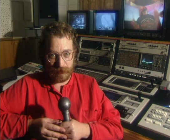 Режиссёр и ведущий программы Сергей Антипов (1959-2015) в неизменной красной рубашке. Довольно часто таким образом начиналась «Программа А»