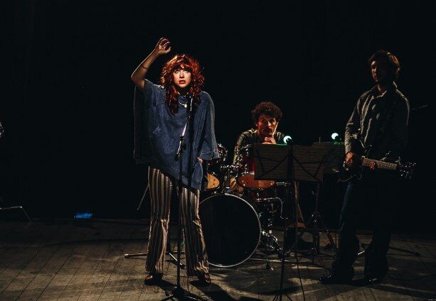 Кадр из сериала "Охота на певицу"