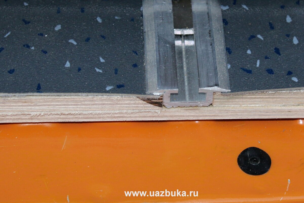 Фото с этапа "примерки" нового пола и направляющих