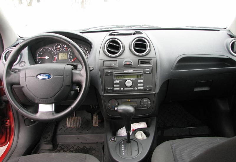 Fiesta mk5 салон. Форд фиеста 2007 салон. Форд фиеста 2006 салон. Торпеда ford fiesta mk5. Панель форд фиеста мк5.