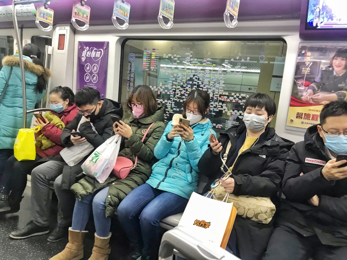 Пекинское метро 22 января 2020 года. О "неизвестном вирусе в Ухане" стало известно за несколько дней до этого. 