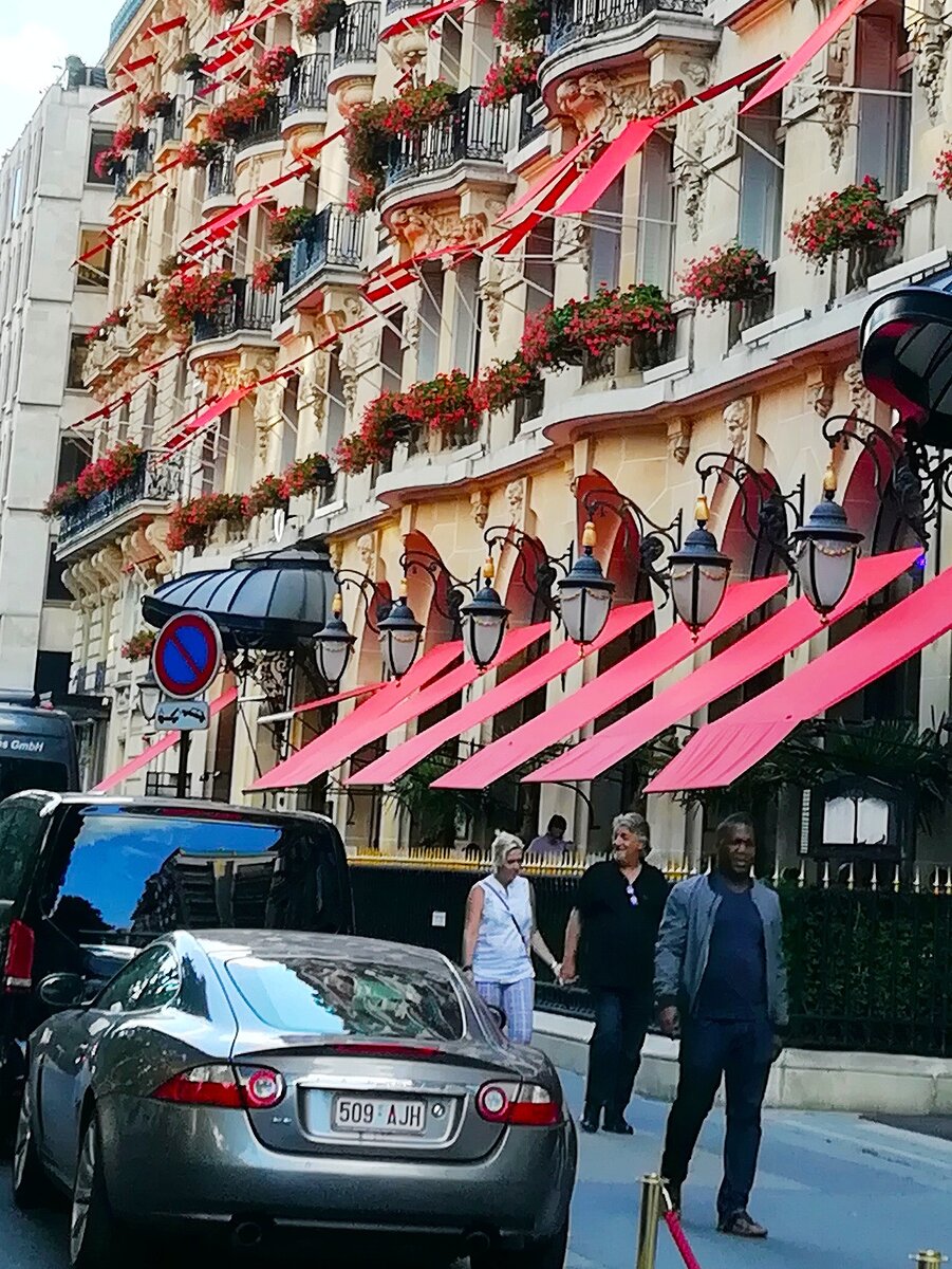 Фото автора. Счастливая парочка вышла из роскошного отеля и направляется к Елисейским полям. 