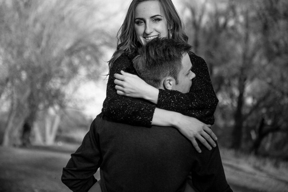 Счастливые отец и дочь. Объятия людей. Семья любовь. Девочка целует папу. Фотосессия папа и дочка.