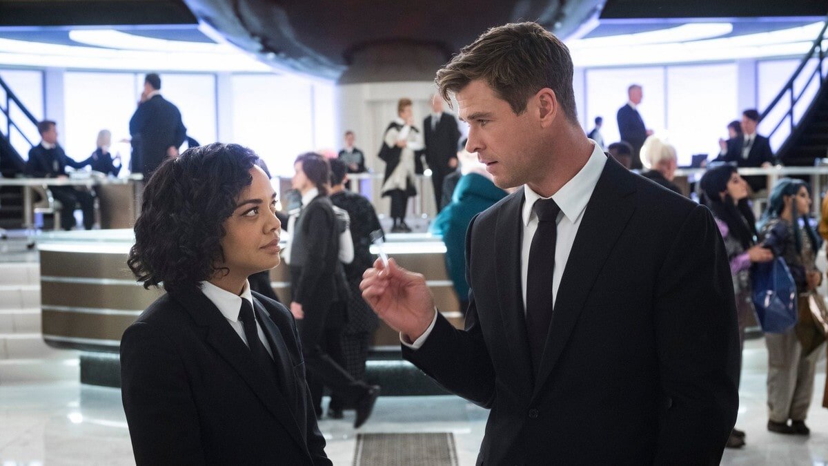 
Спин-офф серии фильмов «Люди в черном». В детстве Молли стала свидетельницей удивительного события. В ее доме появился небольшой инопланетянин, а потом подоспевшие агенты неизвестных спецслужб постарались, чтобы ее родители ничего не вспомнили. Странно, но они не стерли память Молли.