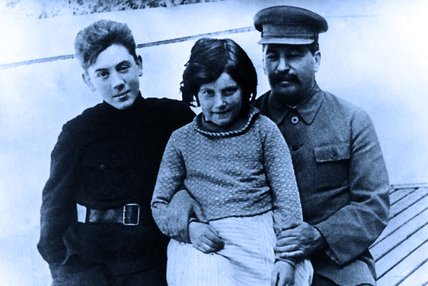 Яков и Светлана, дети Сталина фото из Яндекс.картинки