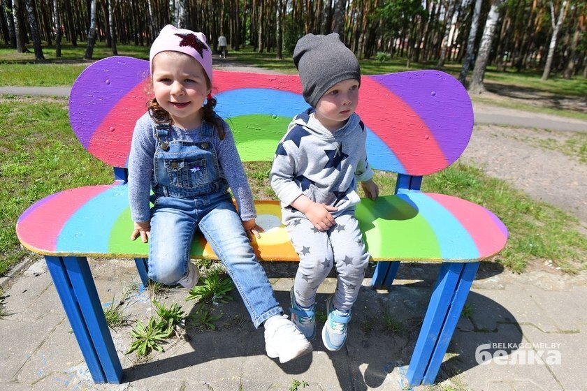 
В администрации Советского района рассказали, что художников студии Fresh Design попросили «высказаться» на тему малой родины. В результате получили скамейки ярких солнечных цветов.