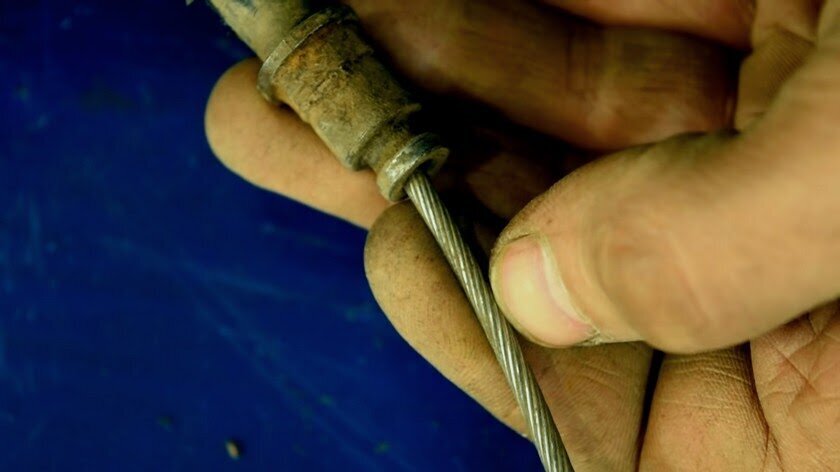 
 	Причина порчи троса
 	Главная причина порчи троса – это поломка оболочек из пластика, на  металле окажется влага и он может сгнить, может зажиматься жила по  центру или порвется. В основном, оплетка обычно перетирается с помощью  кардана, покрышками – это имеет место в тех случаях, когда трос свис на  глушитель, по этой причине важное значение имеет проследить за  крепежами.