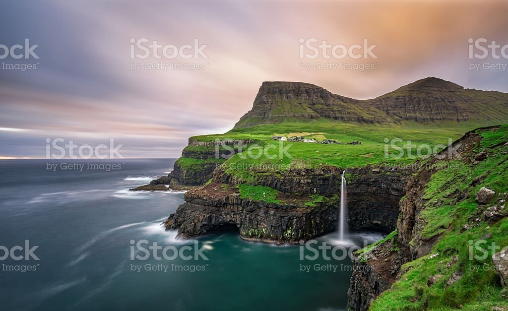 Как можно спокойно смотреть на эту красоту! Океан, водопад, скалы и луга. И вокруг никого (ну или овечки).