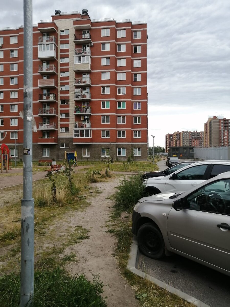 Вытоптанный автомобилистами газон , который никто не восстанавливает