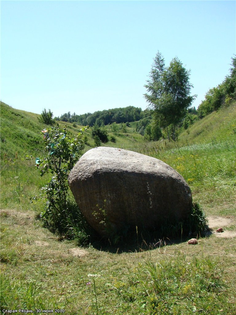 Городище камень