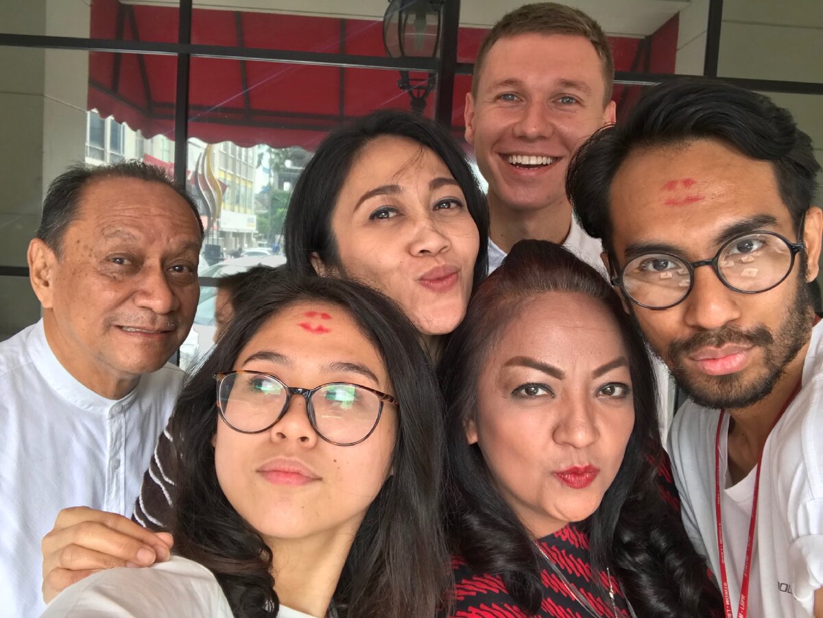 Компания из лучших друзей, с которыми "скурились". Так мы забавляемся во время перерывов в университете. Джакарта. Фото автора.