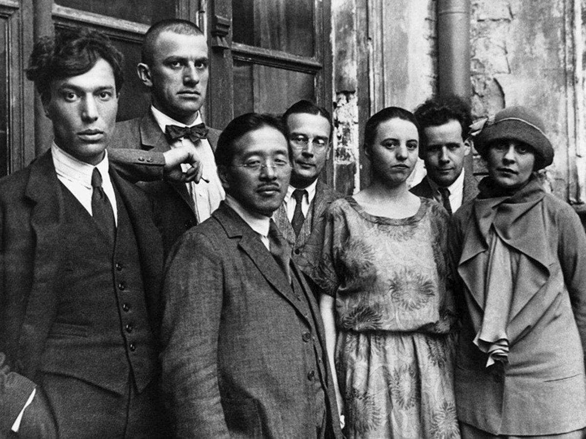 Слева направо: Борис Пастернак, Владимир Маяковский, Тамизи Найто, дипломат Арсений Вознесенский, Ольга Третьякова, Сергей Эйзенштейн, Лиля Брик. МАММ / МДФ